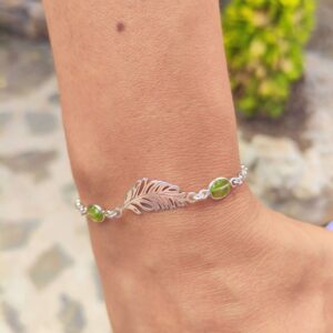 PULSERA DE PLATA PLUMA CON PIEDRA NATURAL DE PERIDOTO